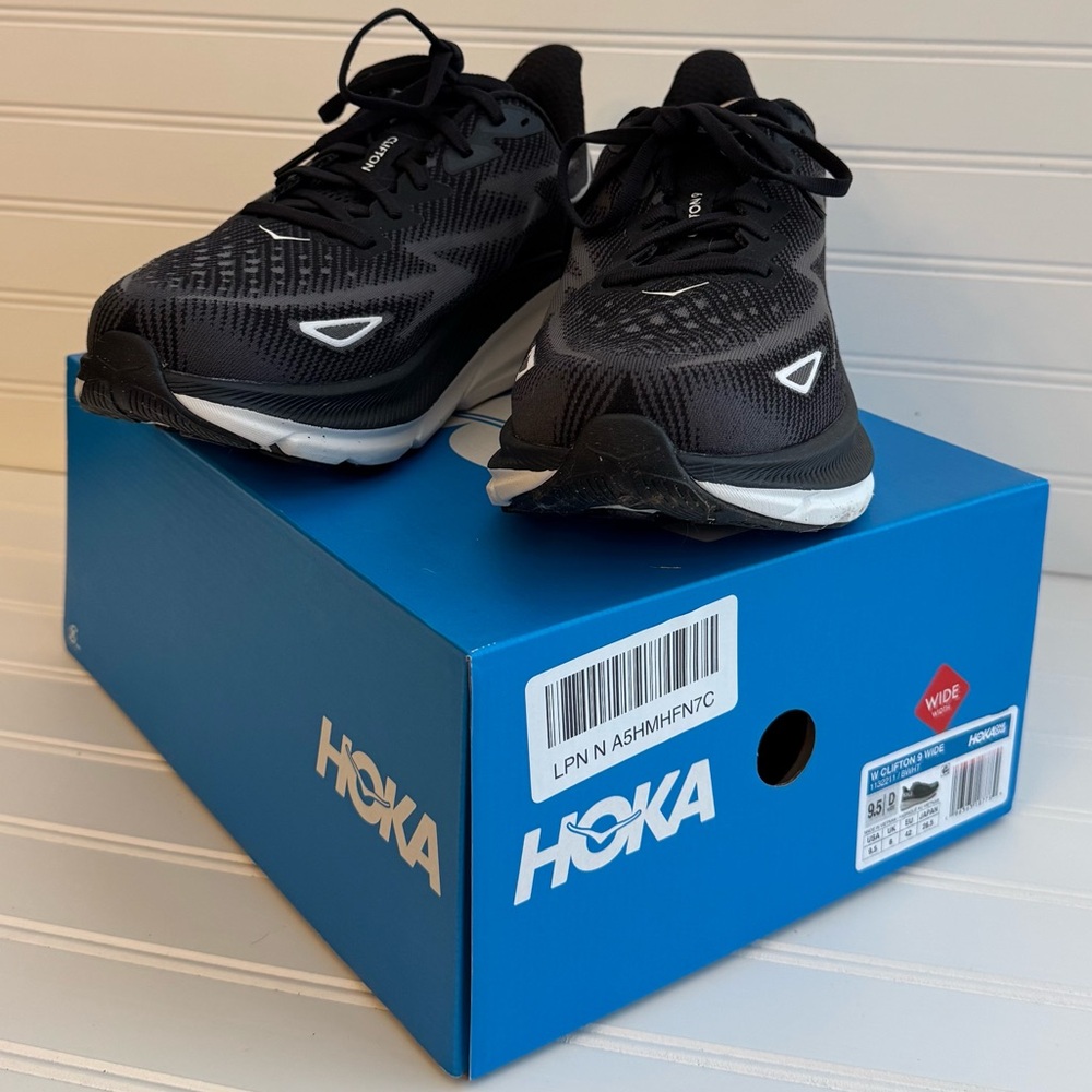 Hoka Clifton 9 9.5 wide sneakers